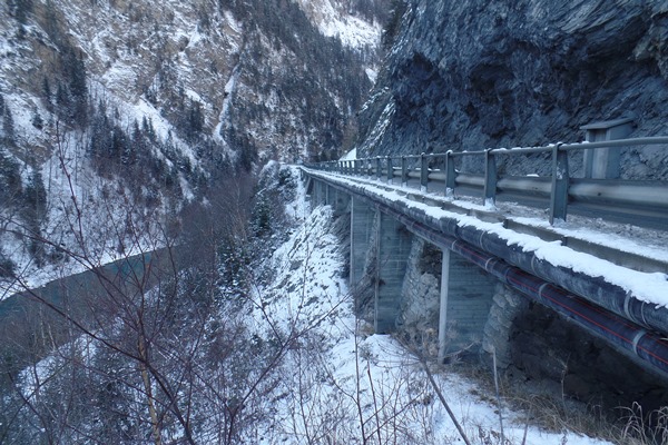 Lehnenbrücke, welche verbreitert werden muss, mit darüberliegender Felswand und dem Inn (links).