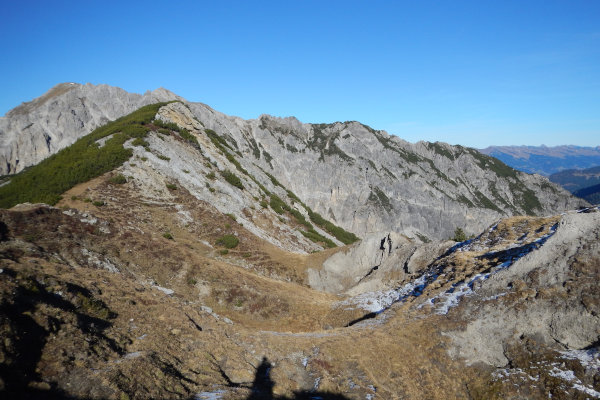 Hauptdolomit, welcher den Gamsgrat und Ochsenkopf am linken Bildrand aufbaut. Im Vordergrund Dolinen im Gebiet des Sareiserjochs.