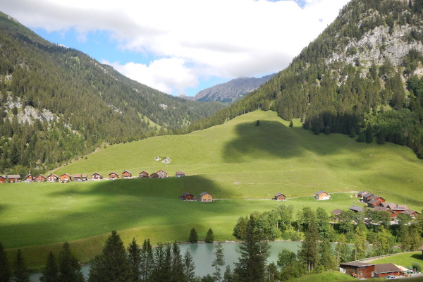 Die Siedlung Steg mit dem Gänglesee (vorne) und der mächtigen randglazialen Kamesterrasse (hinten), welche ersten Schätzungen zufolge in der ausgehenden Eiszeit gebildet wurde (13‘000-16‘000 Jahre).