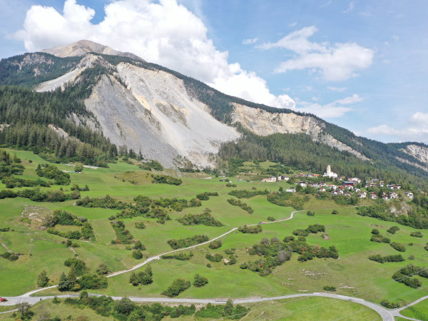 Blick von Süden zur Kantonsstrasse Tiefencastel-Lantsch/Lenz und zum Dorf Brienz/Brienzauls GR.